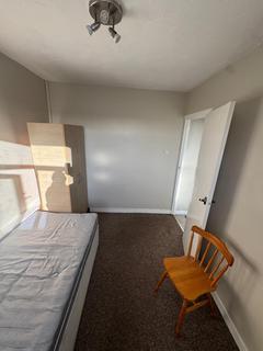 3 bedroom flat to rent, Romford, RM6 4TJ