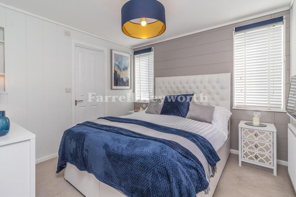 Bedroom 1 image 3