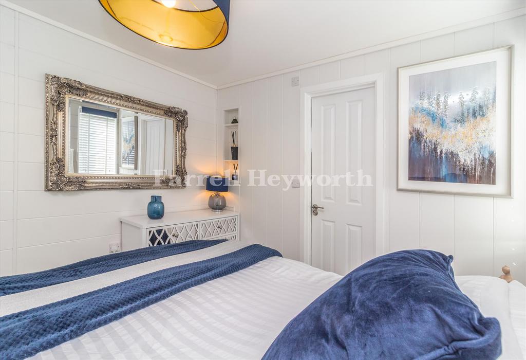 Bedroom 1 image 2