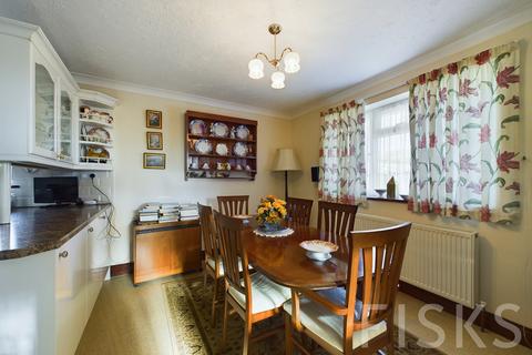 4 bedroom bungalow for sale, New Park Road, Benfleet, SS7