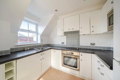 2 bedroom flat to rent, Claremont Road, West Byfleet, KT14