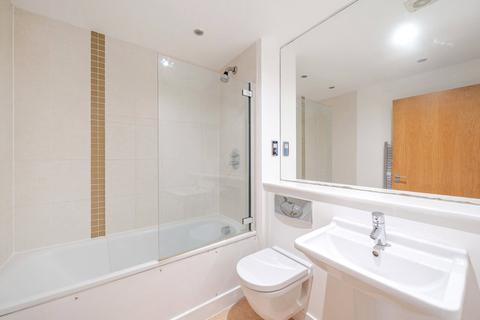 2 bedroom flat to rent, Claremont Road, West Byfleet, KT14
