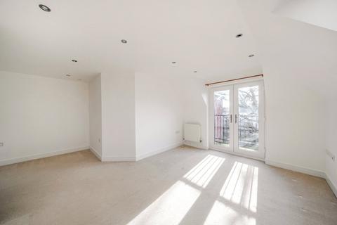 2 bedroom flat to rent, Claremont Road, West Byfleet, KT14
