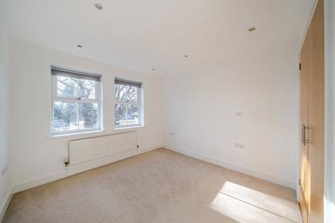 2 bedroom flat to rent, Claremont Road, West Byfleet, KT14