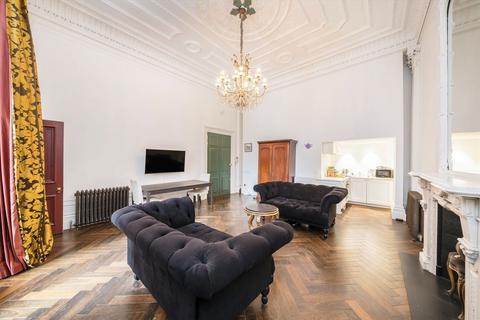 Studio to rent, Queen's Gate, LONDON SW7