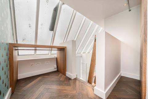 Studio to rent, Queen's Gate, LONDON SW7