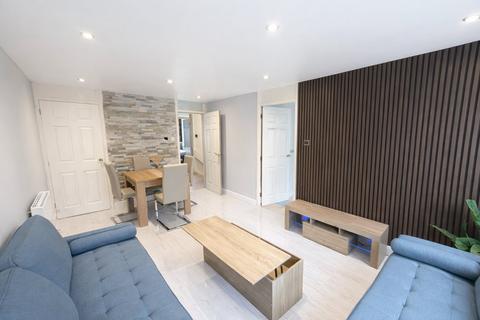 2 bedroom maisonette to rent, Melbourne Court, ,