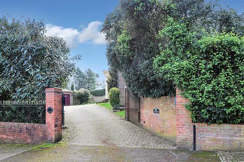 undefined, Pangbourne, Pangbourne Hill - peaceful location within easy 6/7 mins walk to the shops/ train station to London