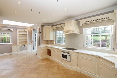 undefined, Pangbourne, Pangbourne Hill - peaceful location within easy 6/7 mins walk to the shops/ train station to London
