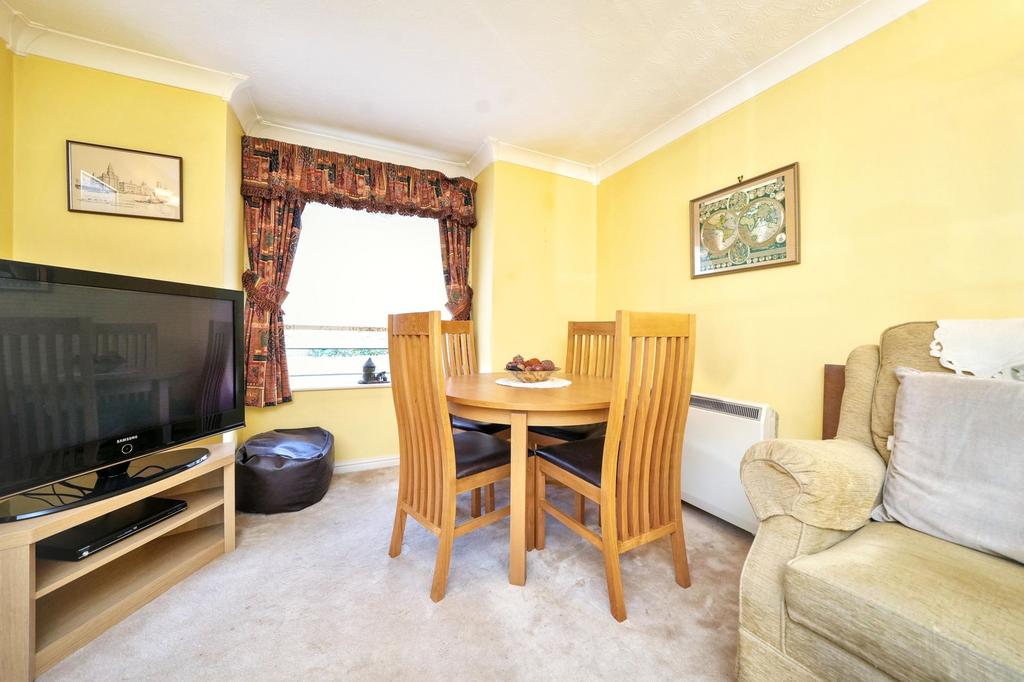 Lounge/Dining Area