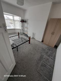3 bedroom terraced house to rent, Ilford , IG3 9DW