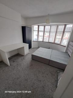 3 bedroom terraced house to rent, Ilford , IG3 9DW