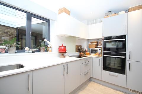 2 bedroom flat to rent, A Oval Road, Croydon, CR0