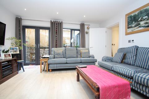 2 bedroom flat to rent, A Oval Road, Croydon, CR0