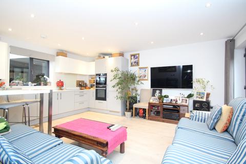 2 bedroom flat to rent, A Oval Road, Croydon, CR0
