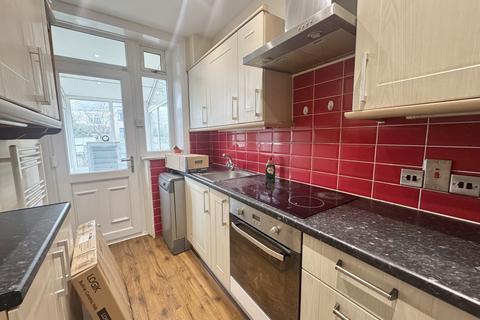 3 bedroom terraced house to rent, Beechwood Avenue, BRADFORD