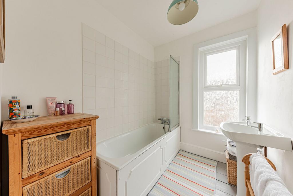 Bathroom W.C (1)