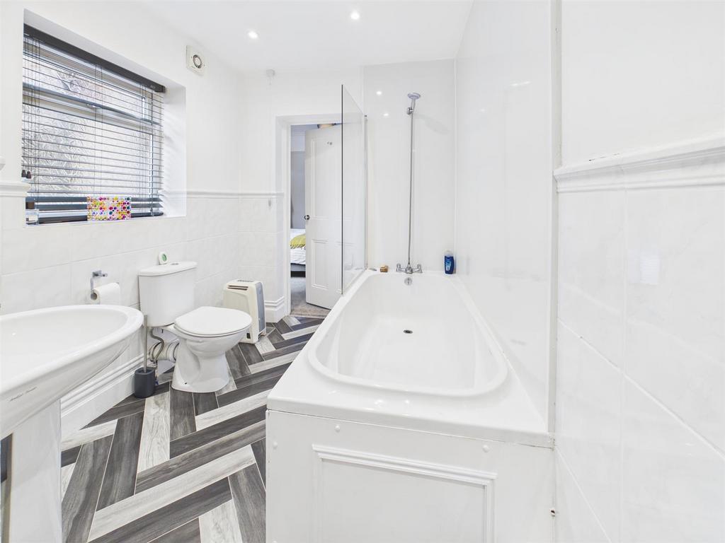 BATHROOM (2).jpg