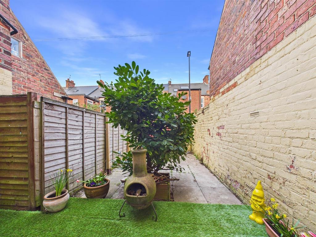 PRIVATE YARD (2).jpg