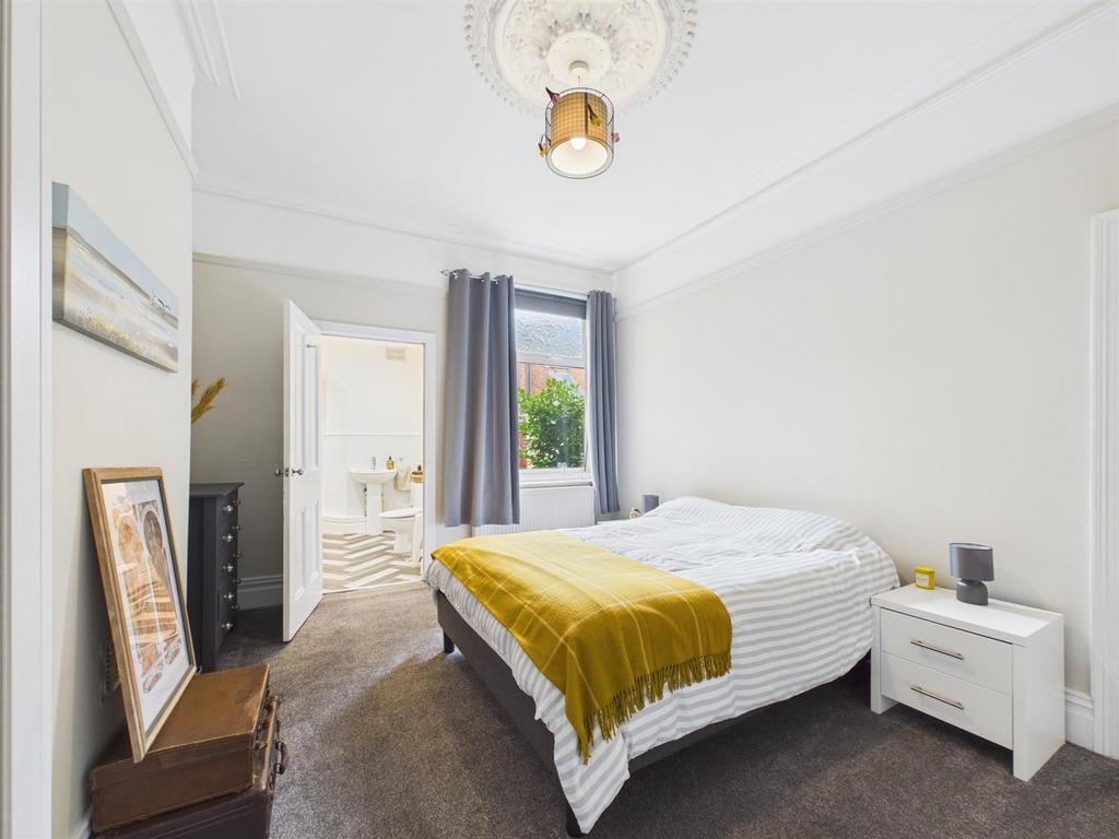BEDROOM (2).jpg