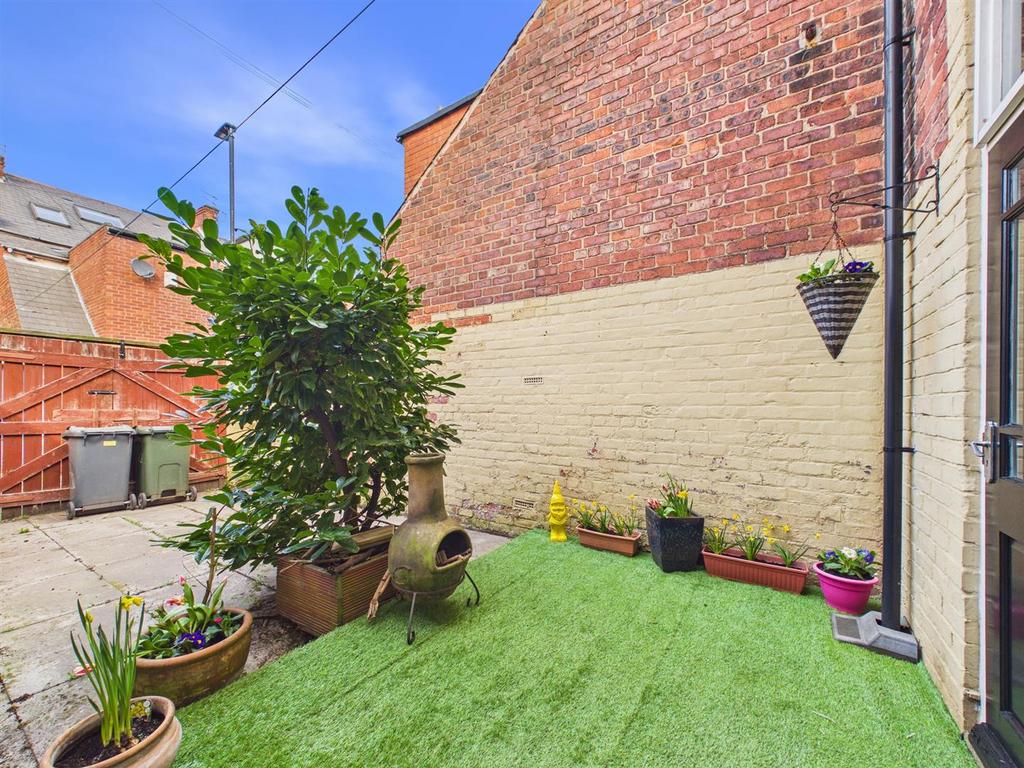 PRIVATE YARD (1).jpg
