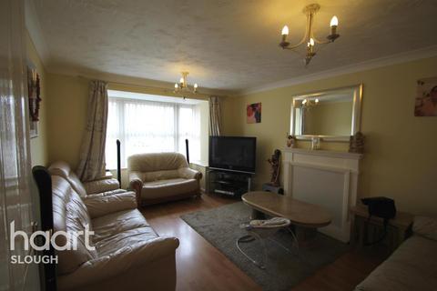 3 bedroom detached house to rent, Moor Furlong, Cippenham