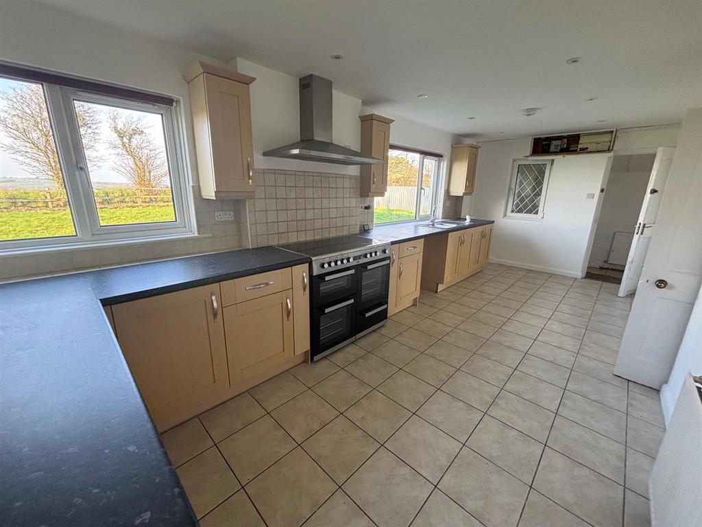 Kitchen 2.jpg