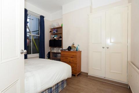 2 bedroom flat to rent, London, SW11