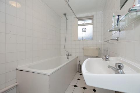 2 bedroom flat to rent, London, SW11