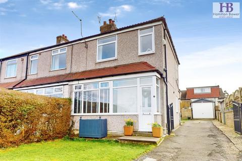 3 bedroom end of terrace house for sale, Whernside Mount, Bradford