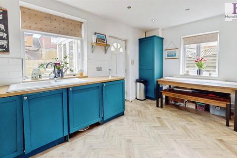 3 bedroom end of terrace house for sale, Whernside Mount, Bradford
