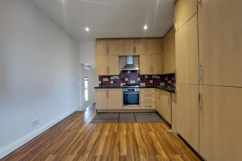 2 bedroom flat to rent, High Road, Eden House, N20
