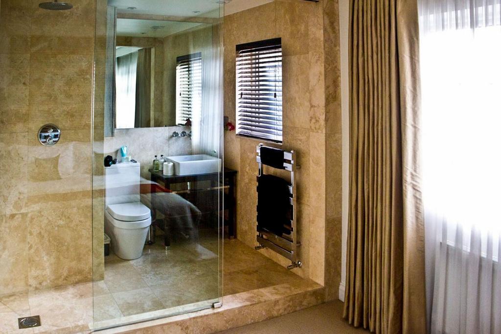 En suite bedroom, en suite