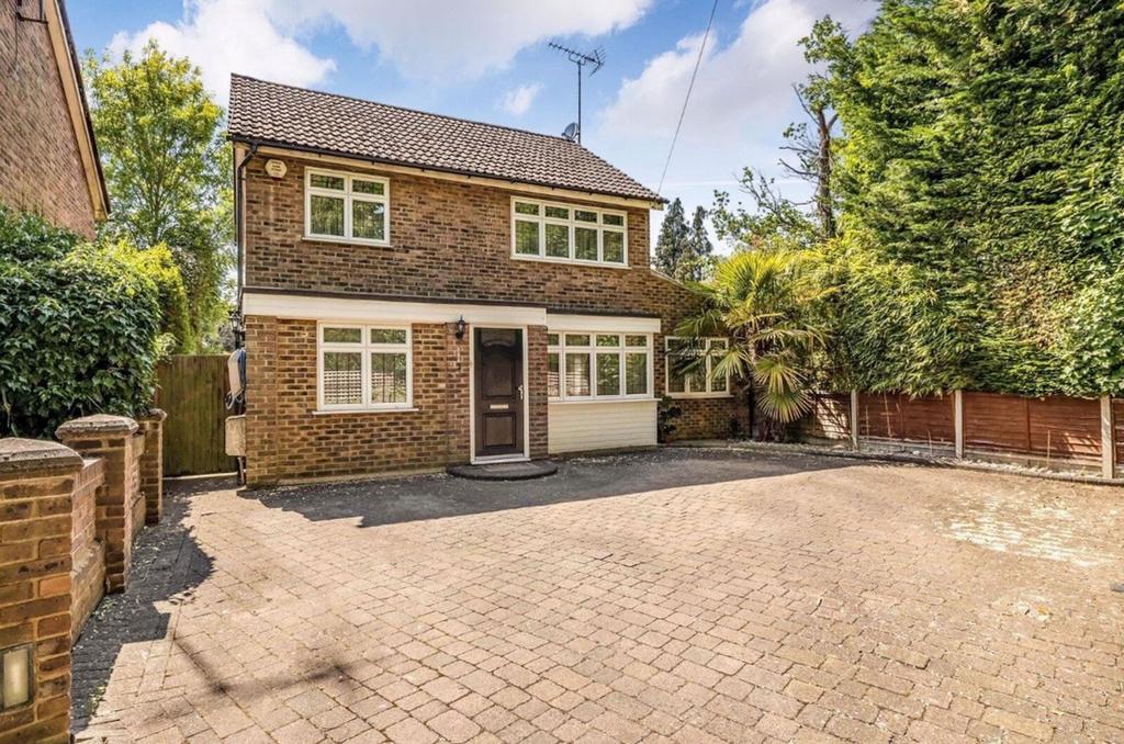 Detached house exterior, driveway
