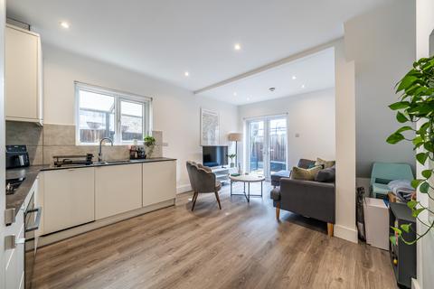 2 bedroom flat for sale, Delia Street, London, SW18