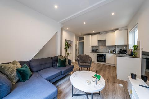 2 bedroom flat for sale, Delia Street, London, SW18