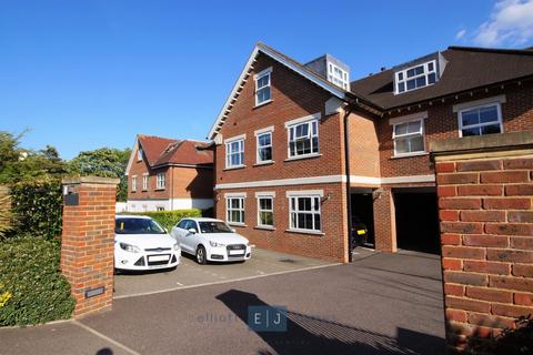 2 bedroom apartment to rent, Manor Road, Chigwell IG7