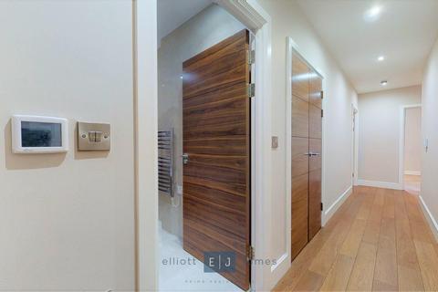 2 bedroom apartment to rent, Manor Road, Chigwell IG7