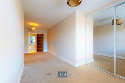 2 bedroom apartment to rent, Manor Road, Chigwell IG7
