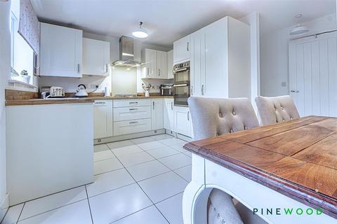 3 bedroom end of terrace house for sale, Milford Close, Chesterfield S42