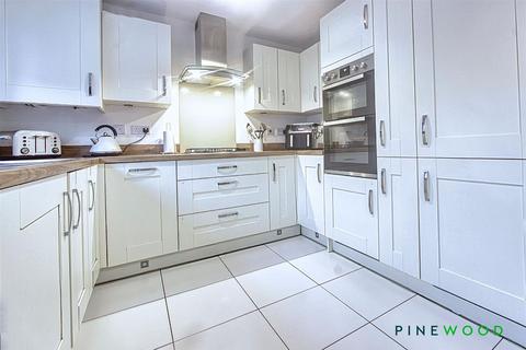3 bedroom end of terrace house for sale, Milford Close, Chesterfield S42