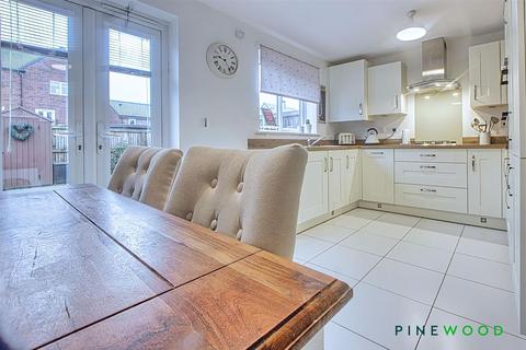 3 bedroom end of terrace house for sale, Milford Close, Chesterfield S42