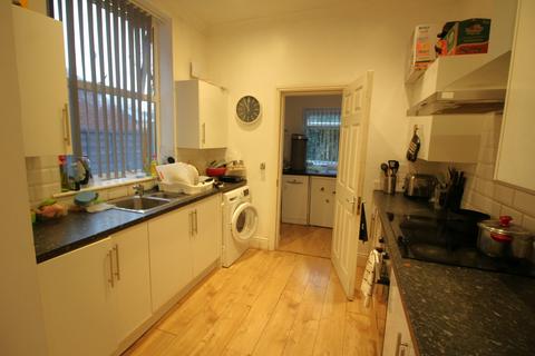 1 bedroom in a house share to rent, Rochdale Old Road, Bury, BL9