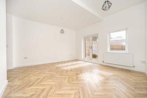 2 bedroom flat to rent, Queens Crescent, London NW5