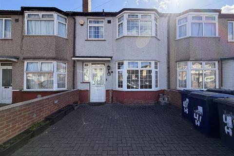4 bedroom terraced house to rent, Endsleigh Road, Southall