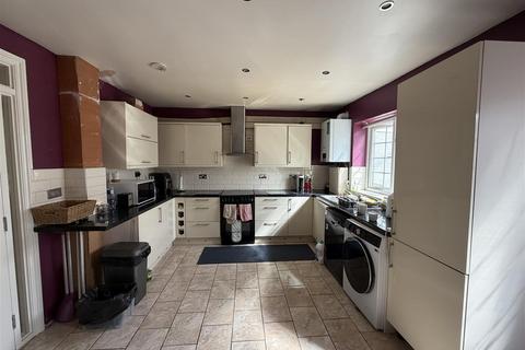 4 bedroom terraced house to rent, Endsleigh Road, Southall