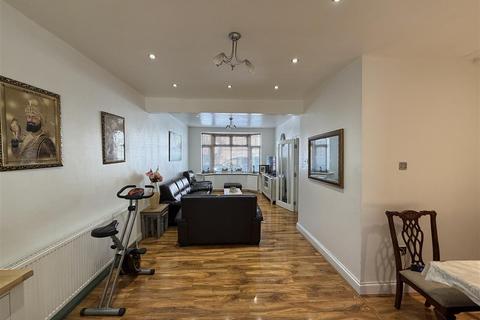 4 bedroom terraced house to rent, Endsleigh Road, Southall