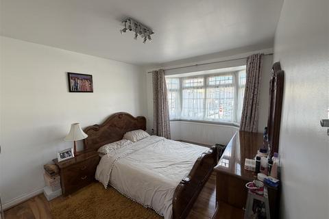 4 bedroom terraced house to rent, Endsleigh Road, Southall