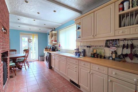 3 bedroom semi-detached house for sale, Cross Road, Gorleston
