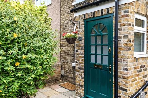 2 bedroom semi-detached house to rent, Richmond Road, Romford RM1